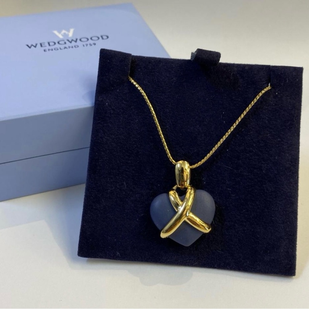 Wedgwood Chelsea Collection Gold and Jasperware Blue Heart Necklace